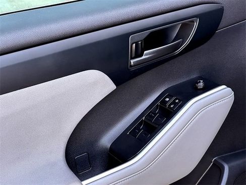 Used 2023 Toyota Highlander LE image 11