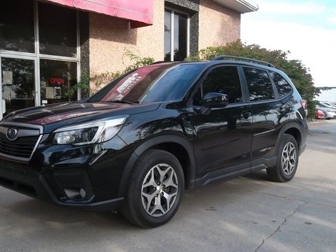 Used 2021 Subaru Forester Premium image 1