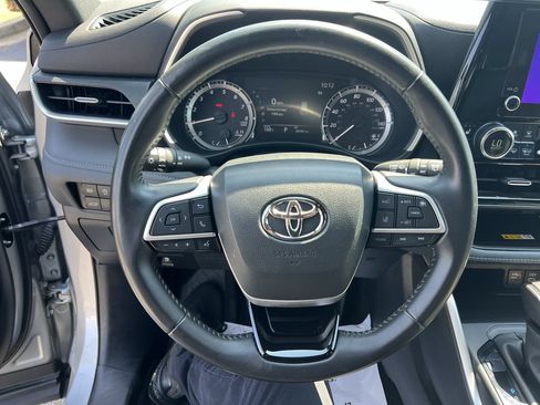 Used 2024 Toyota Highlander XSE FWD image 18