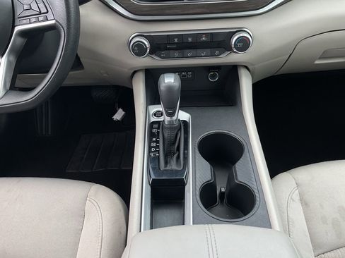 Used 2025 Nissan Altima 2.5 SV FWD image 13
