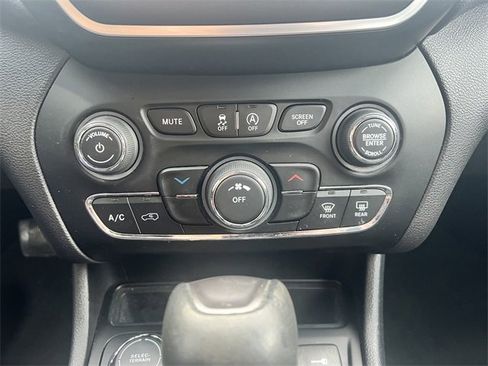 Used 2019 Jeep Cherokee Latitude Plus image 14
