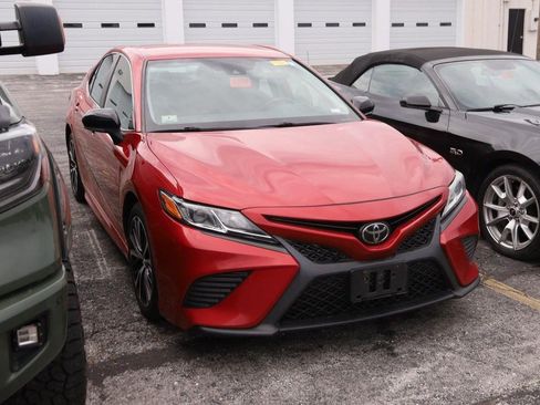Used 2019 Toyota Camry SE FWD image 2