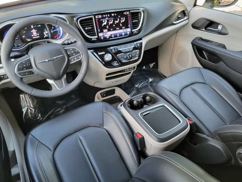 Used 2023 Chrysler Pacifica Touring-L FWD image 39