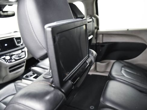 Used 2018 Chrysler Pacifica Touring-L Plus image 24