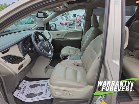 Used 2017 Toyota Sienna XLE Premium FWD image 14