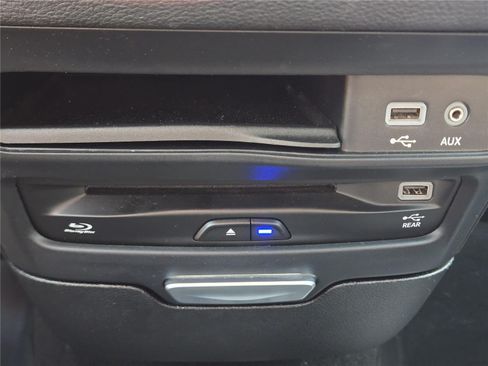 Used 2017 Chrysler Pacifica Limited FWD image 32