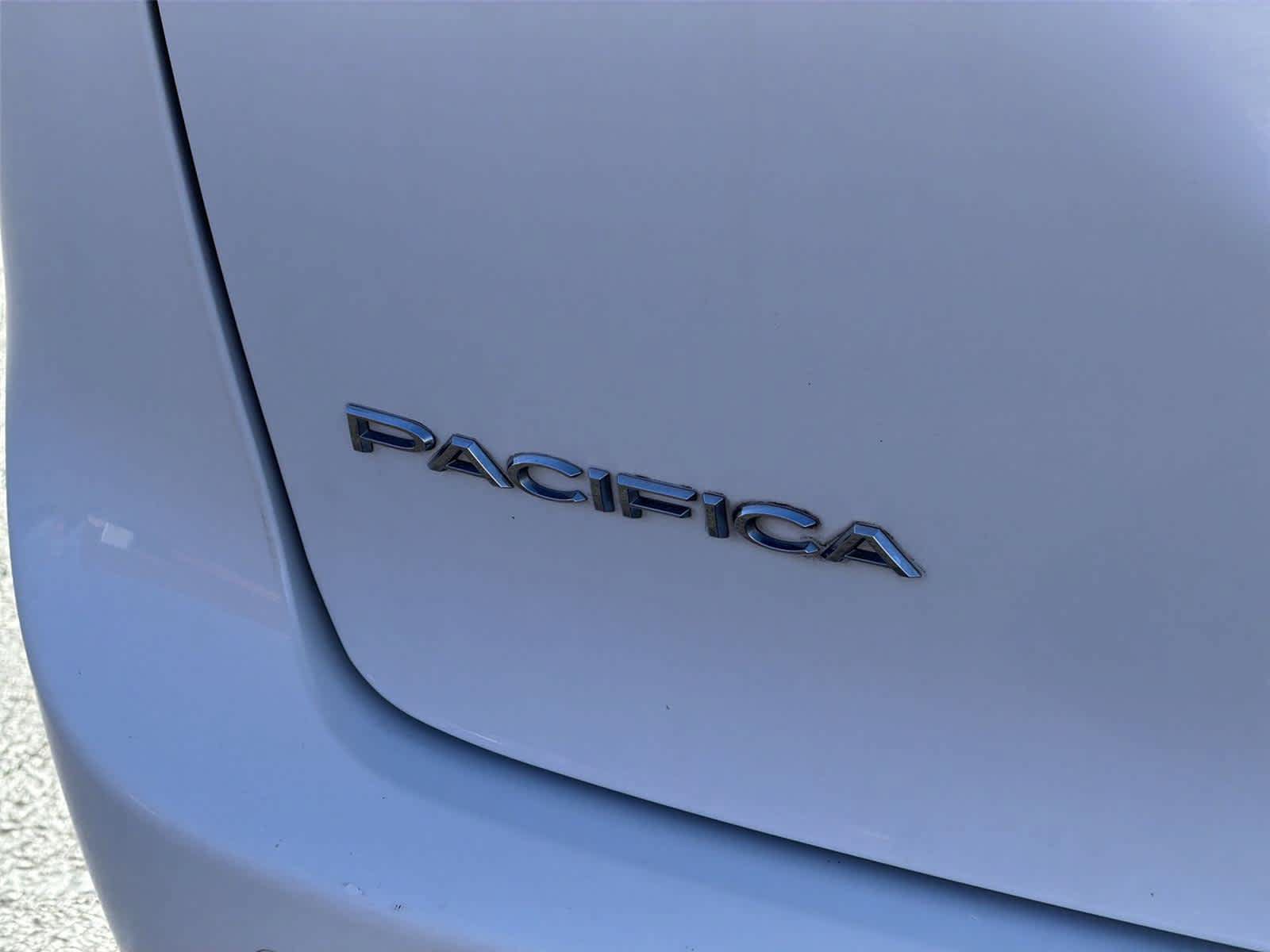 Used 2023 Chrysler Pacifica Touring-L FWD image 8