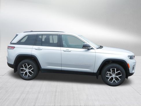 Used 2024 Jeep Grand Cherokee Limited w/ Trailer Tow Package AWD/4WD image 8