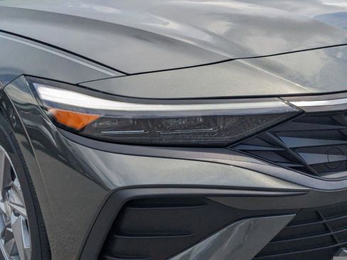 New 2026 Hyundai Elantra SE image 2