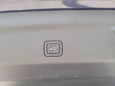 Used 2023 GMC Yukon SLT w/ SLT Premium Package image 18