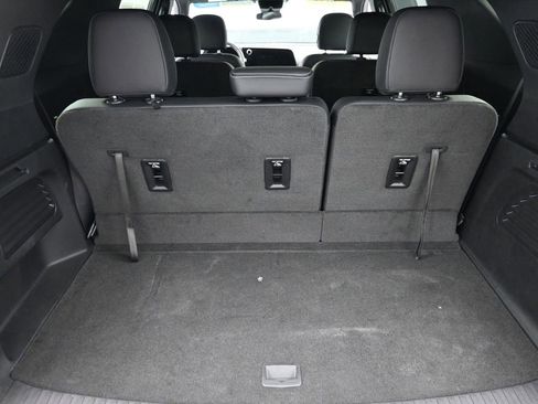 Used 2025 Chevrolet Traverse LT image 9