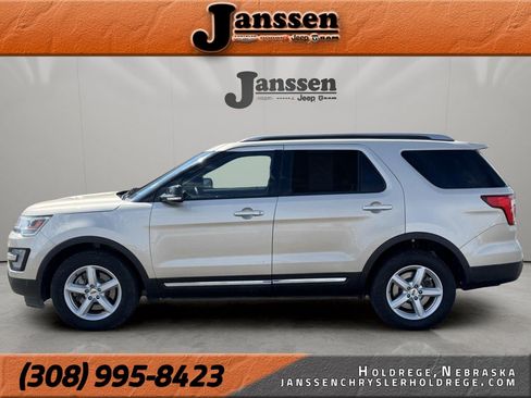 Used 2017 Ford Explorer XLT w/ Equipment Group 202A AWD/4WD image 1