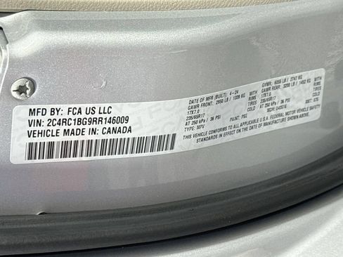 Used 2024 Chrysler Pacifica Touring-L FWD image 32