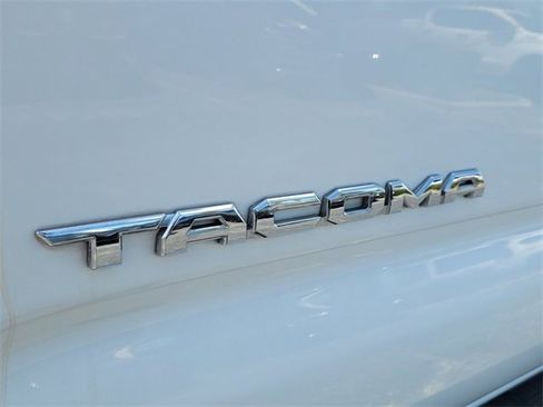 Used 2018 Toyota Tacoma TRD Sport image 5