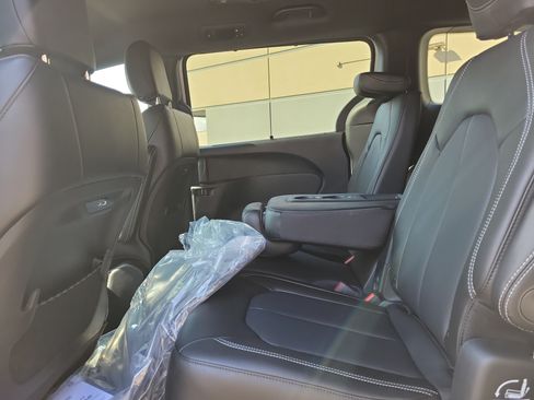 New 2026 Chrysler Pacifica Select FWD image 24