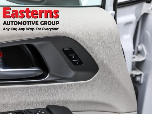 Used 2023 Chrysler Pacifica Touring-L image 21