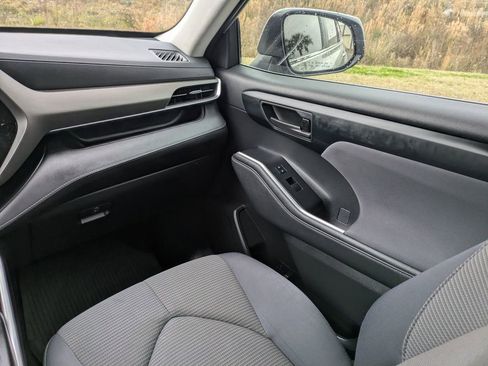 Used 2023 Toyota Highlander L image 16