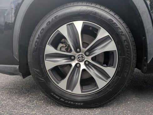 Used 2022 Toyota Highlander XLE FWD image 9