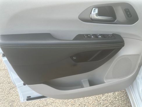 Used 2022 Chrysler Pacifica Touring-L FWD image 15