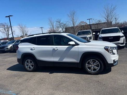 Used 2024 GMC Terrain SLE w/ Driver Convenience Package image 5