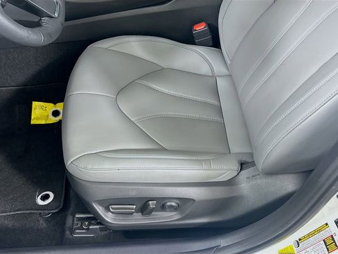 Used 2022 Toyota Avalon XLE image 19