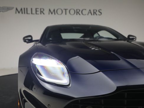 Used 2025 Aston Martin Vanquish RWD image 26