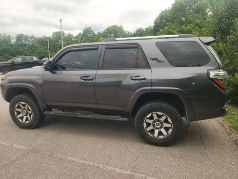 Used 2018 Toyota 4Runner TRD Off-Road AWD/4WD image 9