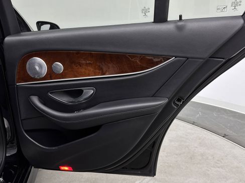 Used 2018 Mercedes-Benz E 400 4MATIC Sedan w/ Premium 1 Package image 34