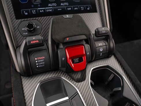 Used 2024 Lamborghini Urus Performante AWD/4WD image 9