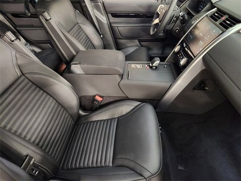 New 2026 Land Rover Discovery S image 3