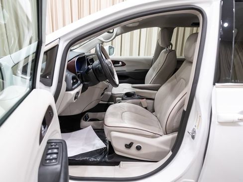 Used 2019 Chrysler Pacifica Limited FWD image 10