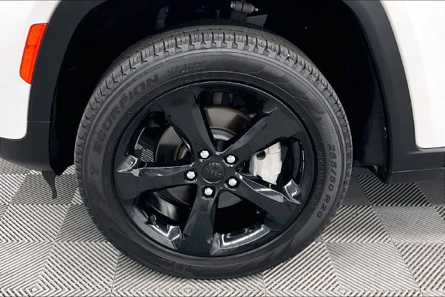 Used 2023 Jeep Grand Cherokee Limited w/ Black Appearance Package AWD/4WD image 10