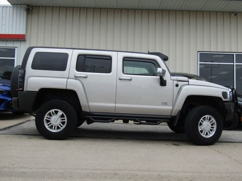 Used 2007 HUMMER H3 w/ Chrome Appearance Package AWD/4WD image 2
