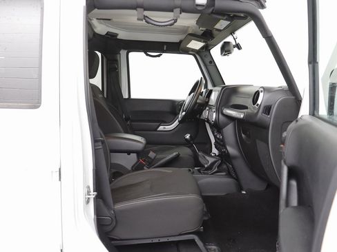 Used 2017 Jeep Wrangler Unlimited Sahara w/ Connectivity Group image 19