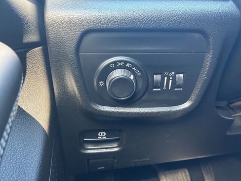 Used 2023 Jeep Grand Cherokee Altitude AWD/4WD image 25