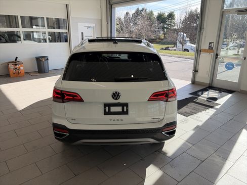 Used 2024 Volkswagen Taos SE w/ Panoramic Sunroof Package image 5