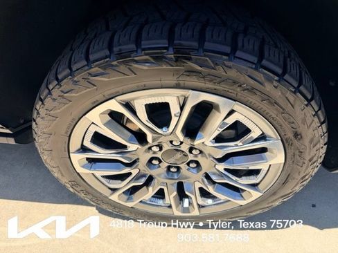 Used 2023 GMC Yukon Denali Ultimate AWD/4WD image 9