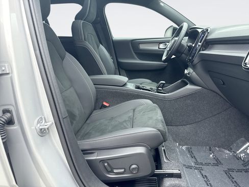 Used 2025 Volvo XC40 B5 Plus AWD/4WD image 18