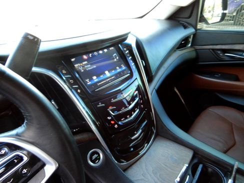 Used 2016 Cadillac Escalade Luxury image 16