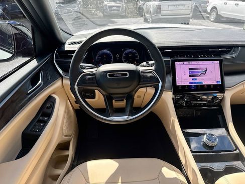 Used 2025 Jeep Grand Cherokee Limited image 24