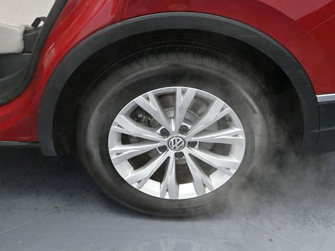 Used 2018 Volkswagen Tiguan SE w/ Panoramic Sunroof Package image 32