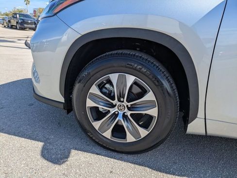 Used 2023 Toyota Highlander XLE image 26