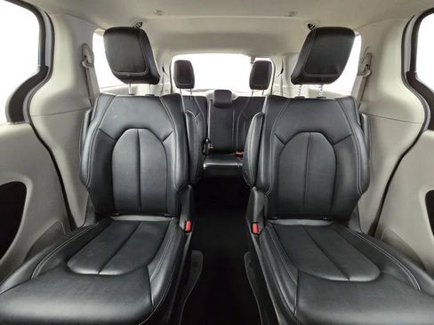 Used 2024 Chrysler Pacifica Select image 27