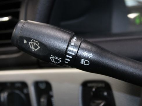 Used 2005 Ford Thunderbird image 25