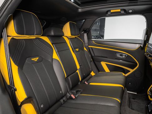 Used 2025 Bentley Bentayga image 31