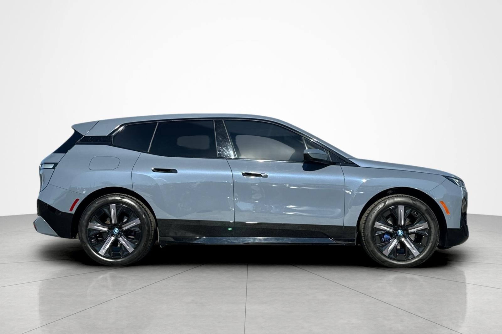 Used 2024 BMW iX xDrive50 w/ Sport Package AWD/4WD image 6
