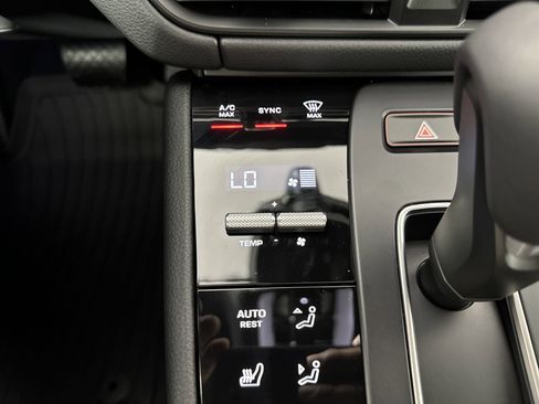 Used 2025 Porsche Macan image 19