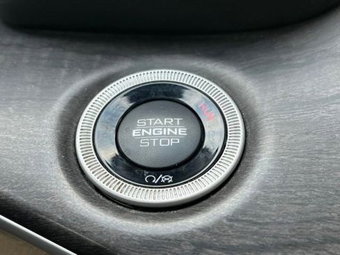 Used 2023 Jeep Grand Cherokee Limited AWD/4WD image 17