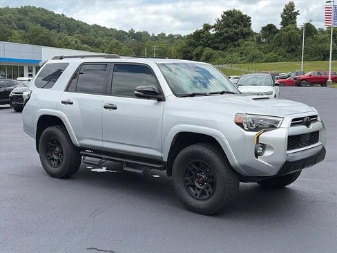 Used 2021 Toyota 4Runner Venture w/ Moonroof Package AWD/4WD image 5