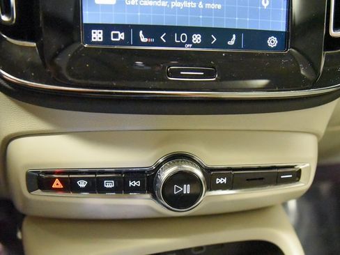 Used 2024 Volvo XC40 B5 Plus image 21